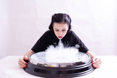 büyük saat ile güzel bir kadın