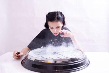 büyük saat ile güzel bir kadın