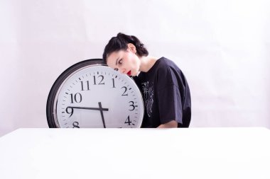 büyük saat ile güzel bir kadın