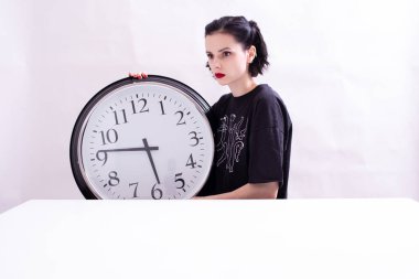 büyük saat ile güzel bir kadın