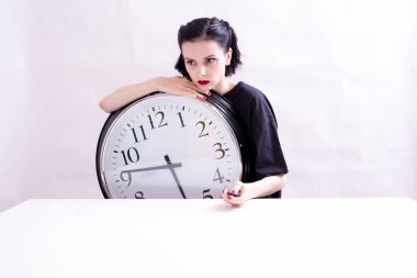 büyük saat ile güzel bir kadın