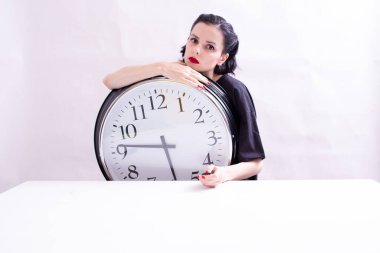 büyük saat ile güzel bir kadın