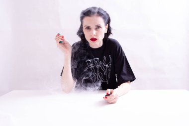 Kırmızı dudaklı kadın sigara içiyor, bir sürü duman.