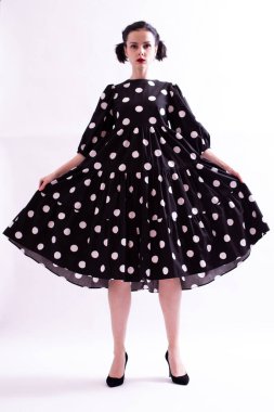 polka dot elbiseli kadın