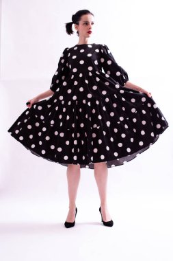 polka dot elbiseli kadın