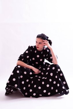 polka dot elbiseli kadın