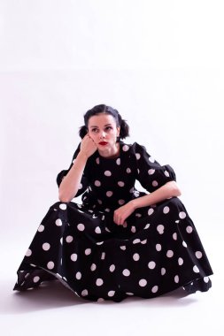 polka dot elbiseli kadın