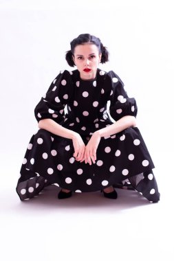 polka dot elbiseli kadın