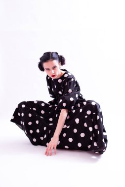 polka dot elbiseli kadın 