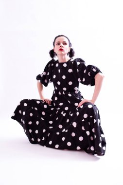 polka dot elbiseli kadın 