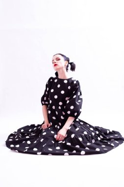 polka dot elbiseli kadın 