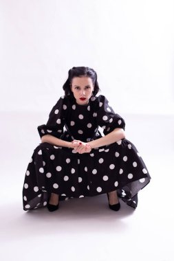 Kırmızı dudaklı, puantiyeli güzel bir kadın.