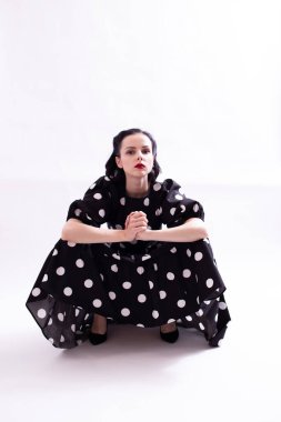 Kırmızı dudaklı, puantiyeli güzel bir kadın.