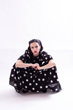 Kırmızı dudaklı, puantiyeli güzel bir kadın.