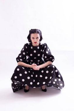 Kırmızı dudaklı, puantiyeli güzel bir kadın.