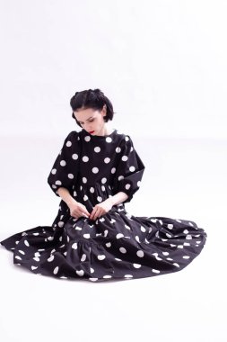 Kırmızı dudaklı, puantiyeli güzel bir kadın.