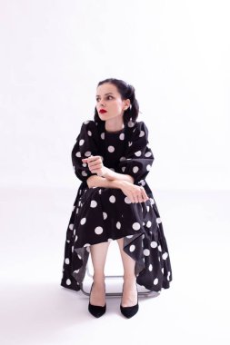 Kırmızı dudaklı, puantiyeli güzel bir kadın.