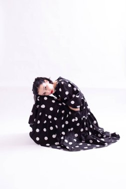 Kırmızı dudaklı, puantiyeli güzel bir kadın.