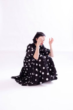 Kırmızı dudaklı, puantiyeli güzel bir kadın.