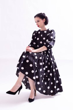 Kırmızı dudaklı, puantiyeli güzel bir kadın.