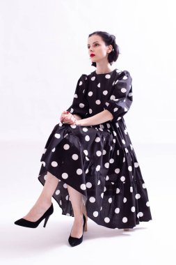 Kırmızı dudaklı, puantiyeli güzel bir kadın.