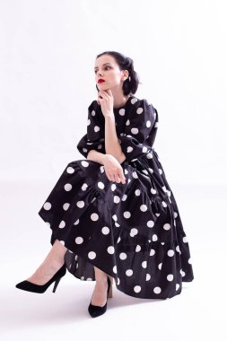 Kırmızı dudaklı, puantiyeli güzel bir kadın.