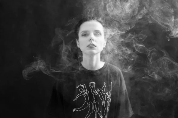 Жінка Курить Чорно Біла Фотографія — стокове фото