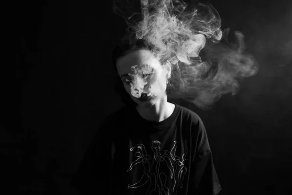Γυναίκα Καπνίζει Ασπρόμαυρη Φωτογραφία — Φωτογραφία Αρχείου