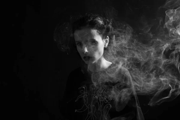 Mulher Fuma Fotografia Preto Branco — Fotografia de Stock