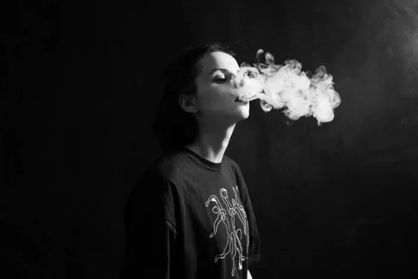 妇女吸烟 黑白摄影 — 图库照片