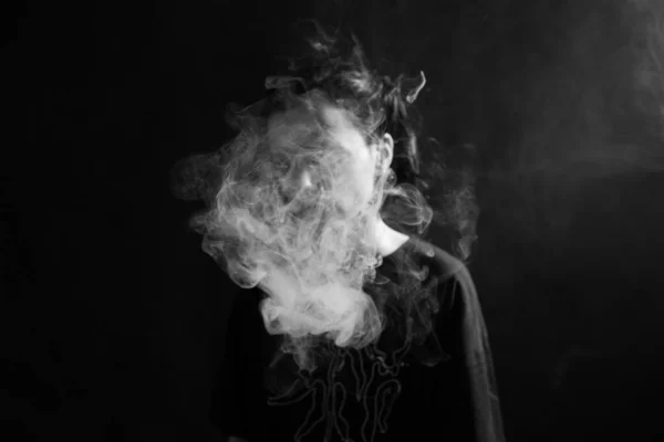 Mujer Fuma Fotografía Blanco Negro — Foto de Stock