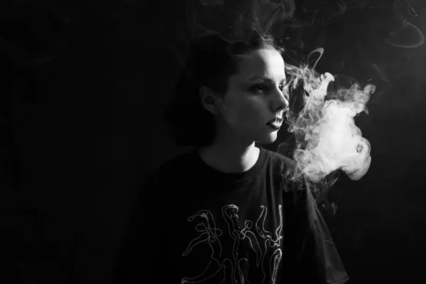 Žena Kouří Černobílá Fotografie — Stock fotografie
