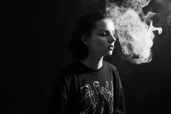 Mulher Fuma Fotografia Preto Branco — Fotografia de Stock
