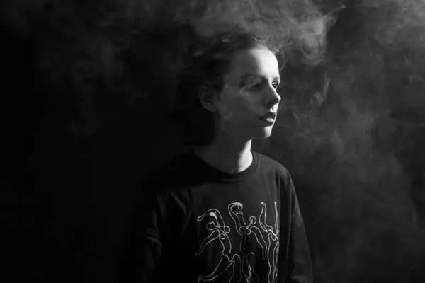 Жінка Курить Чорно Біла Фотографія — стокове фото