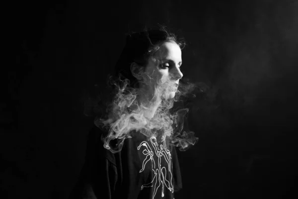 Kadın Sigara Içiyor Siyah Beyaz Fotoğraf Çekiyor — Stok fotoğraf