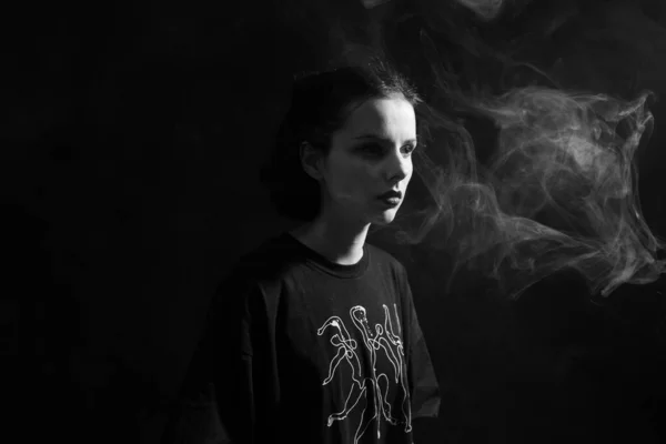 女性の喫煙 白黒写真 — ストック写真