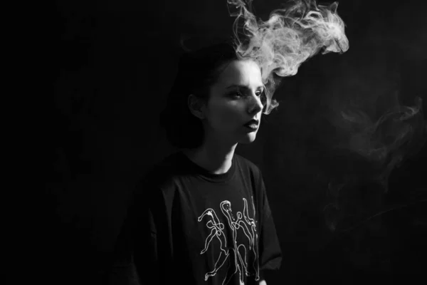 Mujer Fuma Fotografía Blanco Negro —  Fotos de Stock