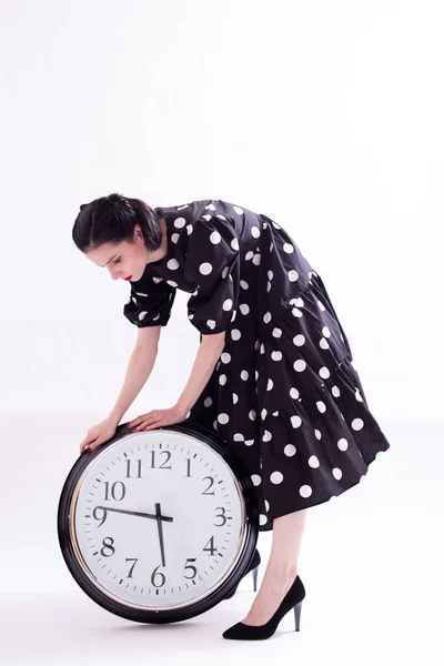 Mujer Vestido Con Lunares Sostiene Gran Reloj Sus Manos — Foto de Stock