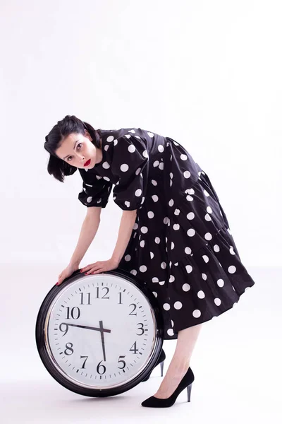 Mujer Vestido Con Lunares Sostiene Gran Reloj Sus Manos Imágenes de stock libres de derechos