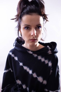 Beyaz arka planda siyah kapüşonlu kız.