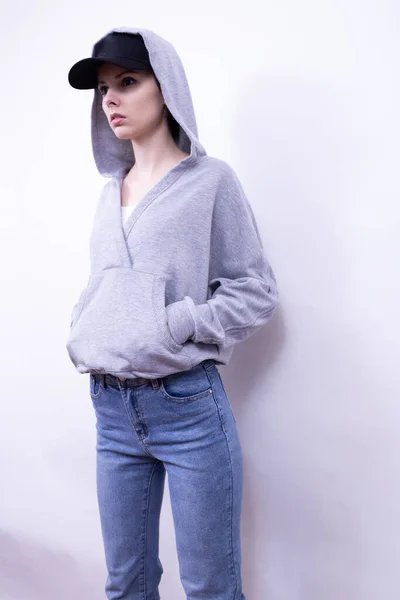 Chica Una Sudadera Gris Vaqueros Azules — Foto de Stock