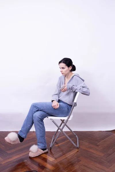 Menina Uma Camisola Cinza Jeans Azul — Fotografia de Stock