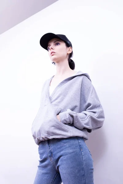 Fille Dans Sweat Gris Jean Bleu Photo De Stock