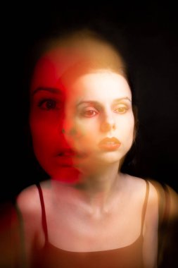 beyaz tenli bir kızın sanat portresi, karışık ışık