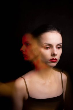 beyaz tenli bir kızın sanat portresi, karışık ışık