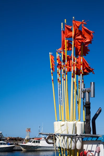 Kırmızı bayraklar Balıkçılık ağlar — Stok fotoğraf