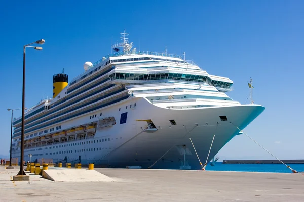 Cruiseschip in haven — Stockfoto