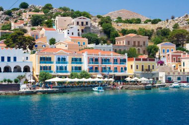 symi Adası'nın renkli evleri