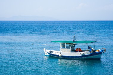 mavi deniz beyaz tekne