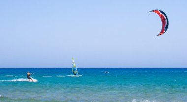 Denizde rüzgar sörfü